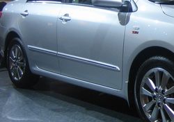 Боковые молдинги c хром полоской по низу двери Corolla