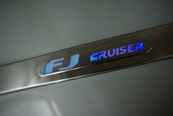 Накладки FJ Cruiser на внутрисалонные пороги с подсветкой